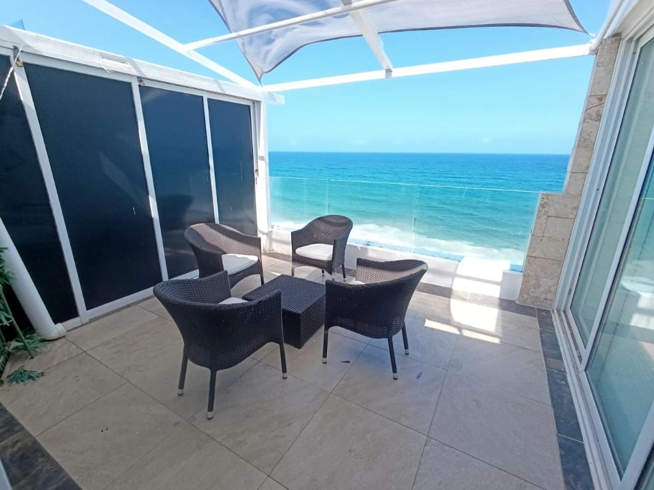 Estudio con vista al océano